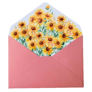Roze envelop met handgeschilderde zonnebloem illustraties voor bruiloft uitnodigingen