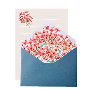 Detail van de donkerblauwe envelop en briefpapierset met rood bloemen-waterverfontwerp