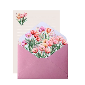 Detail van roze bloemen envelop met aquarel tulpen en gelinieerd briefpapier set