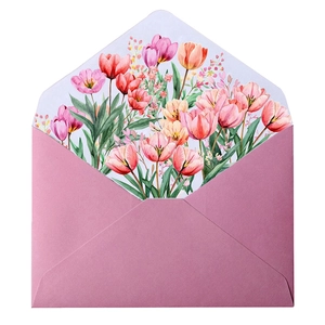 Detail van oudroze envelop met hoogwaardige aquarel tulp voering en papierstructuur