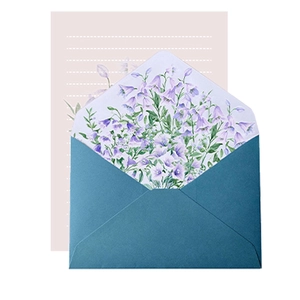 Detail van groenblauwe envelop met bloemenvoering en bijpassend gelinieerd papier