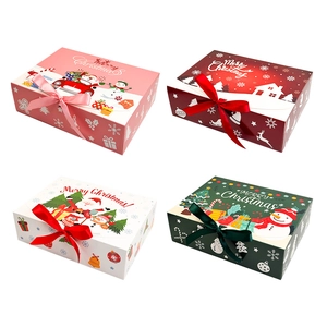 Detailansicht von vier bunten Weihnachts-Geschenkboxen mit Schleifen und festlichen Motiven