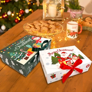 Nahaufnahme festlicher Weihnachtsgeschenkboxen mit Schneemann, Weihnachtsmann und Seidenbändern