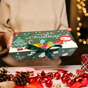 Grüne Weihnachts-Geschenkbox mit Satinband-Schleife und festlichen Illustrationen