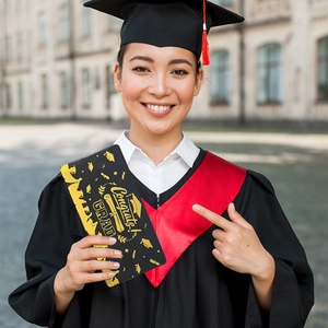 Detalle del portabilletes de graduación en negro y oro con texto Congrats Grad