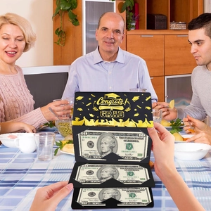 Detalle del sobre para dinero de graduación con letras doradas Congrats Grad y ranuras de tarjetas