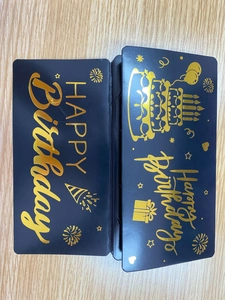 Detalle de billetera de cumpleaños negra y dorada con estampado de lámina de oro premium