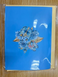 Carte papillon 3D bleue avec motifs floraux et une pochette enveloppe dorée chic