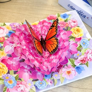 3D Pop-Up Grußkarte mit lebhaftem orangefarbenem Schmetterling und Herz aus Hortensien