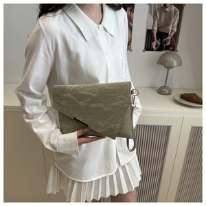 Pochette enveloppe vert sauge avec texture plissée et bordure en métal doré détaillée