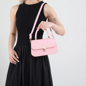 Borsa a tracolla rosa minimalista con fibbia dorata mostrata su una modella elegante