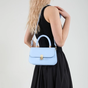 Borsa a tracolla squadrata azzurro chiaro con chiusura dorata indossata