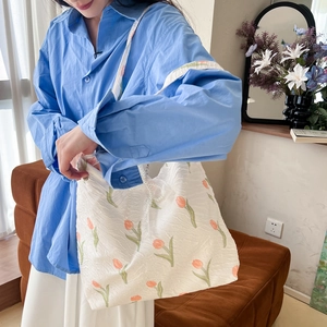 Floral tote bag with orange tulip print, jacquard texture and pearl chain decoration