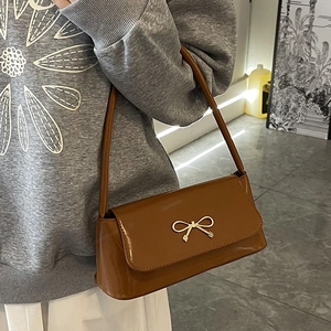 Sac baguette marron en similicuir avec boucle dorée en forme de nœud pour femme