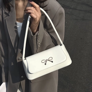 Sac baguette chic en cuir blanc pour femme avec nœud doré et fine bandoulière élégante