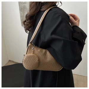 Detail van geweven hobo-tas in bruin met afneembare ronde kleine portemonnee