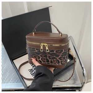 Sac boîte chic en similicuir marron et imprimé léopard avec doubles fermetures éclair dorées