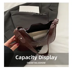 Innenansicht mit Kapazität der dunkelbraunen Schultertasche mit Krokodilprägung