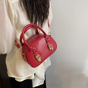 Borsa a mano rossa a semicerchio classica con finiture dorate e tracolla regolabile