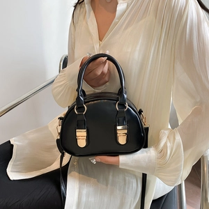 Elegante borsa a mano nera a forma di conchiglia in stile vintage con dettagli dorati