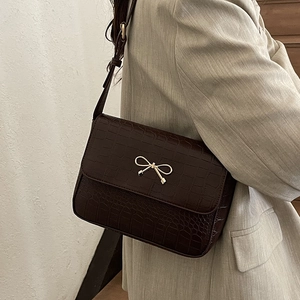 Sac à Épaule en Cuir PU Gaufré Croco pour Femmes Petit Sac Bandoulière Carré Avec Fermoir Nœud en Métal Vintage