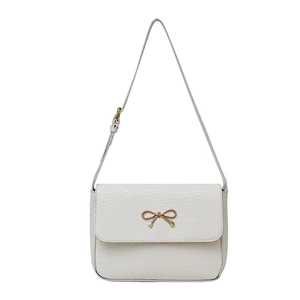 Sac à épaule blanc gaufré croco chic avec élégant nœud doré en métal sur le rabat