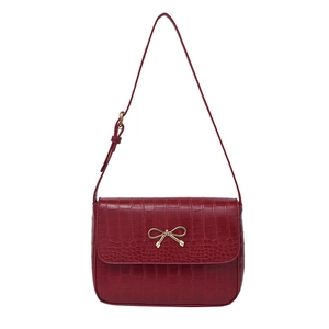 Sac à bandoulière élégant rouge foncé à motif crocodile avec fermoir nœud doré chic