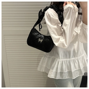 Sac à bandoulière noir effet crocodile avec papillon argenté et bandoulière à volants