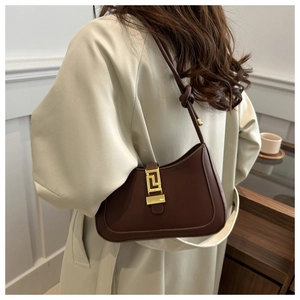 Dettaglio della borsa sottobraccio marrone scuro vintage con fibbia in metallo dorato