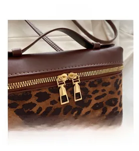 Détails du sac à bandoulière léopard avec poignée en cuir et fermeture éclair dorée chic