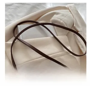 Détail du sac bandoulière léopard avec fine lanière en cuir et double fermeture éclair dorée