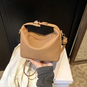 Sac Polochon pour Femmes en Cuir PU Tissé Petit Sac à Épaule Minimaliste Sac Bandoulière Mode Décontracté Avec Poignée Doré
