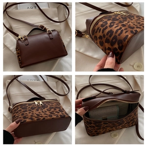 Détail des coutures léopard et zips dorés sur le petit sac boîte marron bandoulière