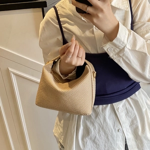 Sac à main minimaliste en paille tressée avec garnitures dorées et fermeture éclair été