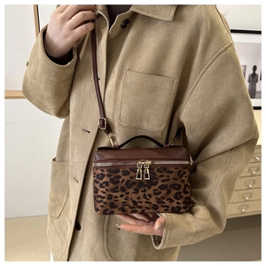Détails du sac bandoulière léopard avec bordure en cuir marron et double fermeture