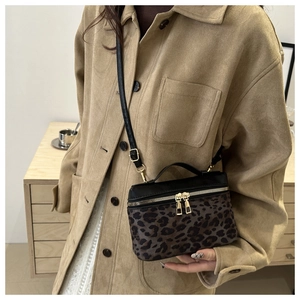 Détails du sac bandoulière léopard avec double fermeture éclair dorée et sangle en cuir