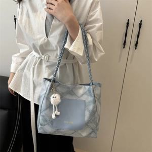 Borsa tote in denim blu con motivo a rombi, manico intrecciato e ciondolo in peluche