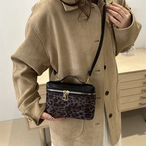 Sac bandoulière tendance à motif léopard avec finitions dorées et lanière en cuir noir