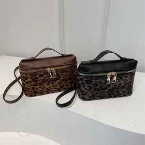 Sacs bandoulière boîte à imprimé léopard en tons marron et gris avec détails dorés