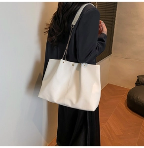 Détail du grand sac cabas blanc en cuir souple avec rivets dorés et chaîne