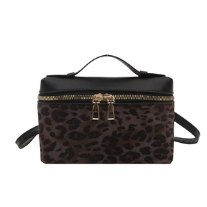 Sac bandoulière trapèze à motif léopard avec fermetures éclair métalliques dorées