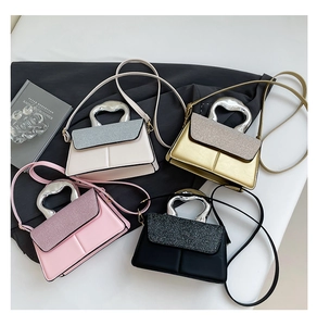 Vue à plat de petits sacs bandoulière en blanc, doré, rose et noir avec anses métal