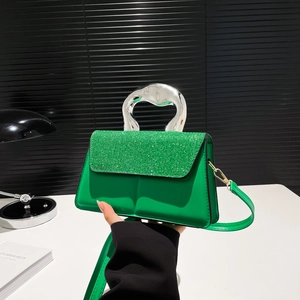 Sac bandoulière vert émeraude tendance avec rabat pailleté et poignée argentée