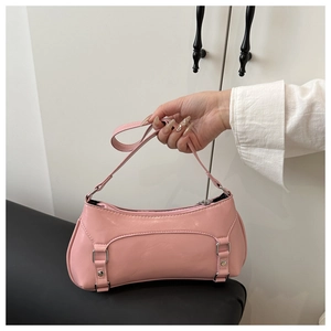Dettaglio della borsa a spalla rosa in finta pelle con cinturini e fibbie in argento