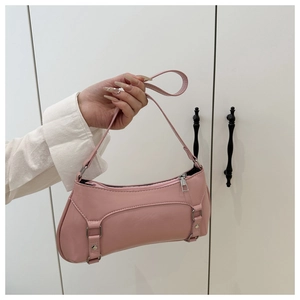Dettaglio della borsa baguette rosa con fibbia argentata e trama lucida moda