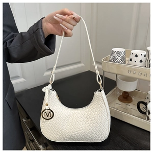 Detailansicht der weißen Hobo-Tasche mit Webmuster und goldenem M-Buchstaben-Anhänger