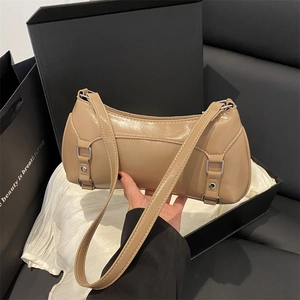 Borsa a Spalla Baguette in Pelle PU Lucida alla Moda per Donna Borsa Sottobraccio con Borchie e Fibbia Retrò