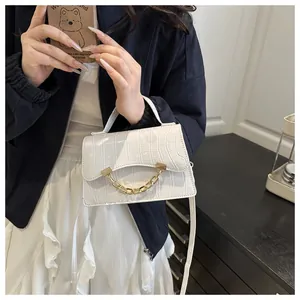 Vue détaillée d'un sac à main blanc motif crocodile avec une chaîne dorée élégante