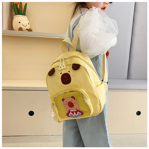 Vista laterale dello zaino capibara giallo per bambini con orecchie 3D e tasca a rete