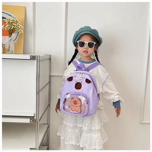 Dettaglio zaino viola per bambini con orecchie a cartone animato e tasca trasparente